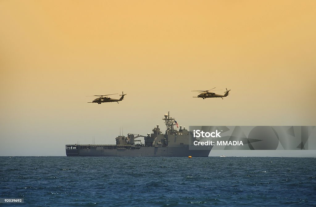 Helicopeters pairando sobre navio da Marinha - Foto de stock de Veículo Aquático Militar royalty-free