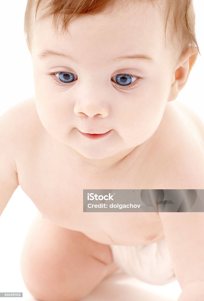 Portret Czołgać się niemowlę chłopiec - Zbiór zdjęć royalty-free (Biały)