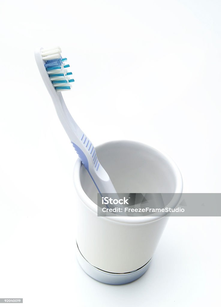 歯ブラシをカップ - きれいにするのロイヤリティフリーストックフォト
