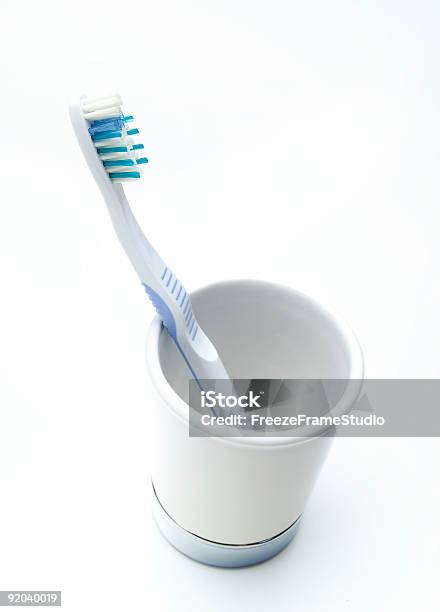 歯ブラシをカップ - きれいにするのストックフォトや画像を多数ご用意 - きれいにする, エステティックサロン, カップ