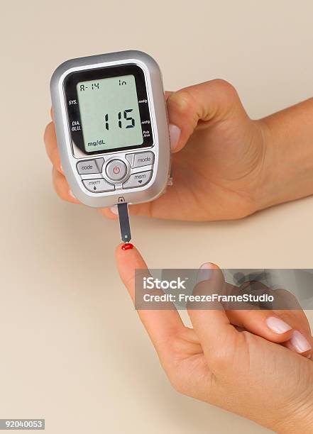 Rádio Teste Da Glicemia Metros Com Fêmea Mãos - Fotografias de stock e mais imagens de Glicómetro - Glicómetro, Diabetes, Insulina