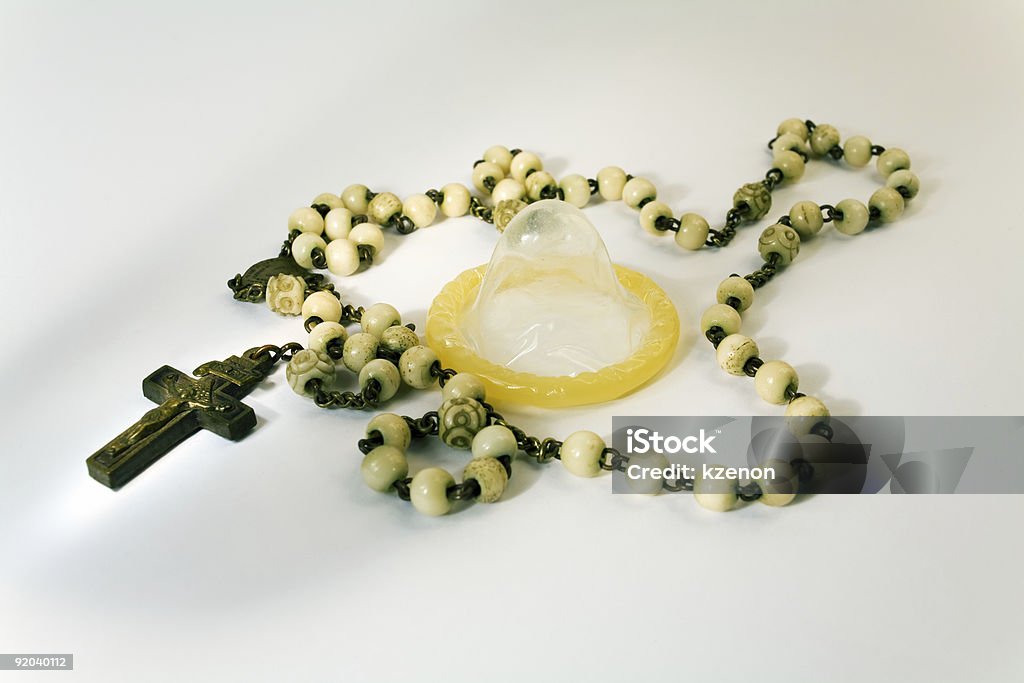 Condón y del rosario - Foto de stock de Condón libre de derechos