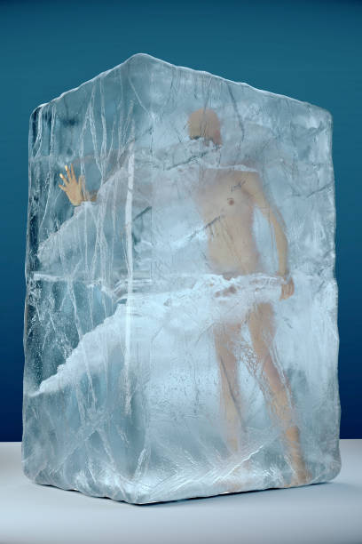 render 3d de humanos congelados en bloque de hielo grande con grietas y facetas. ilustración de conept de criogenia temperaturas extremas desastre almacenamiento - criobiología fotografías e imágenes de stock