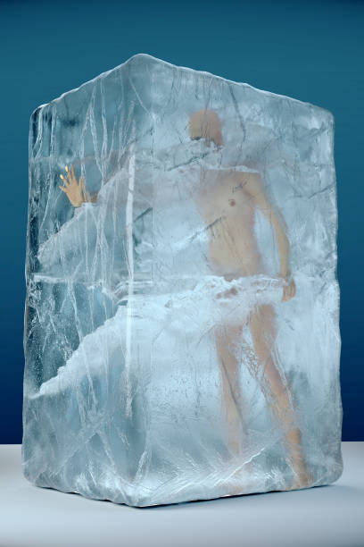 3d рендер человека, замерзшего в большой ледяной глыде с трещинами и гранями. криогенные экстремальные температуры стихийных бедствий хран� - криобиология стоковые фото и изображения
