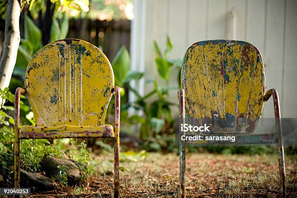 Dwa Vintage 50s Metalowe Krzesła W Jesiennym - zdjęcia stockowe i więcej obrazów Stary - Stary, Meble, Krzesło