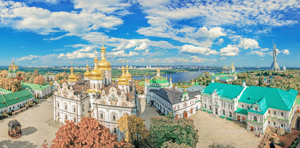 kiev. ucraina. kiev pechersk lavra o il monastero delle grotte di kiev. - kyiv orthodox church dome monastery foto e immagini stock
