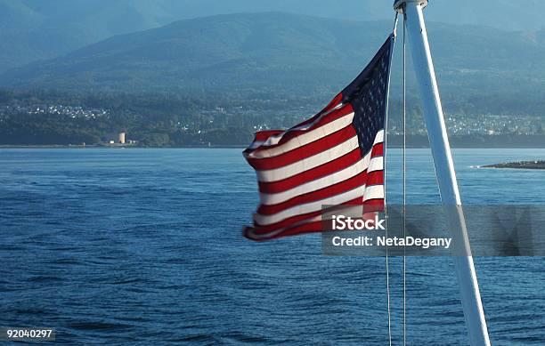 Bandera De Los Estados Unidos Foto de stock y más banco de imágenes de Agua - Agua, Azul, Bandera