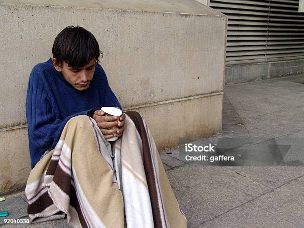 Mendigo Foto de stock y más banco de imágenes de Adulto - Adulto, Asfalto, Calle