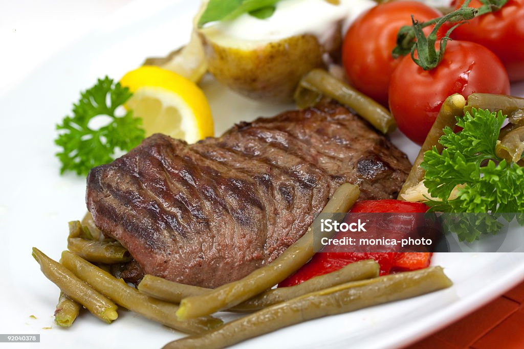 Stek z polędwicy wołowej Strip zielone ziarna, Pomidor, papryka - Zbiór zdjęć royalty-free (Barbecue)