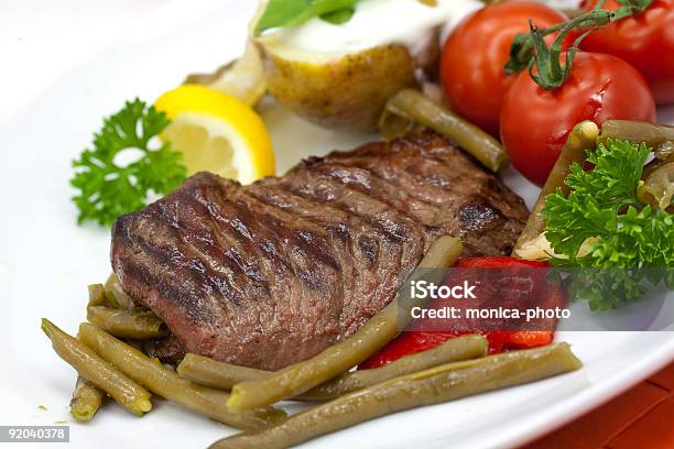 Foto de Tira De Lombo De Carne Com Feijãoverde Tomate Pimenta e mais fotos de stock de Amarelo