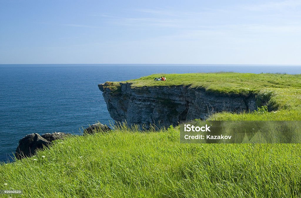 Personnes sur les rochers sur la côte de la mer noire - Photo de Abrupt libre de droits