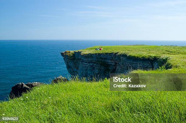 Photo libre de droit de Personnes Sur Les Rochers Sur La Côte De La Mer Noire banque d'images et plus d'images libres de droit de Abrupt