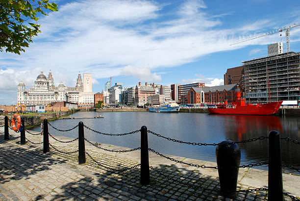 big sky dessus grand angle liver building à liverpool 2 - building exterior built structure pier water photos et images de collection