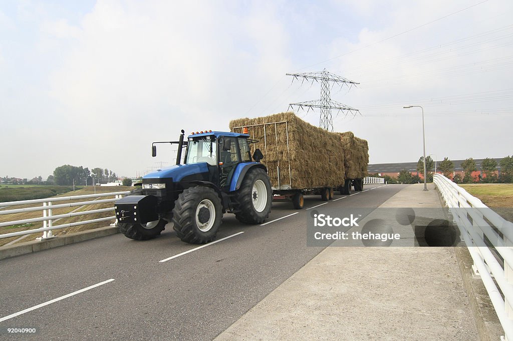 Tracteur avec chariot de foin - Photo de Agriculture libre de droits
