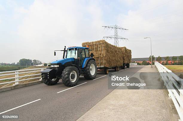 Photo libre de droit de Tracteur Avec Chariot De Foin banque d'images et plus d'images libres de droit de Agriculture - Agriculture, Chariots et charrettes, Culture agricole