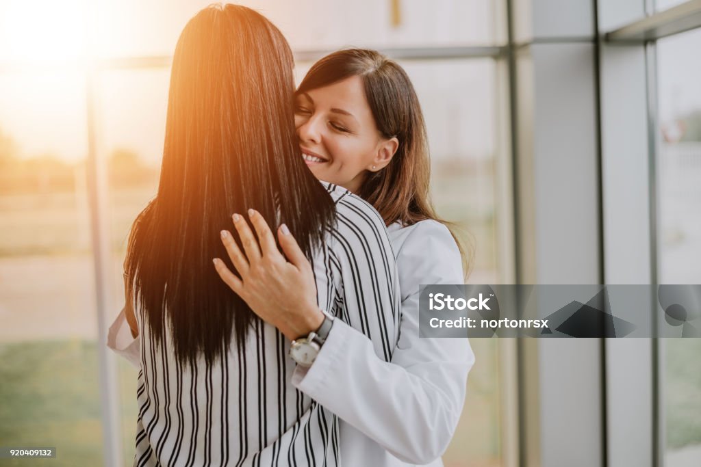 Cuidados del paciente abrazando joven médico. - Foto de stock de Abrazar libre de derechos