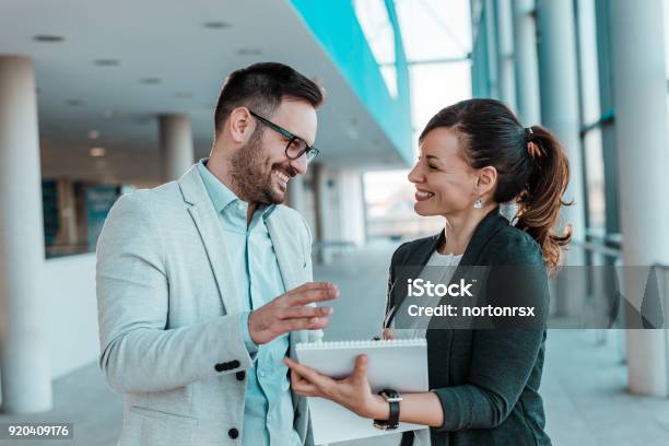 Lächelnde Mitarbeiter Arbeiten Gemeinsam An Neuen Businessprojekt Stockfoto und mehr Bilder von Reden