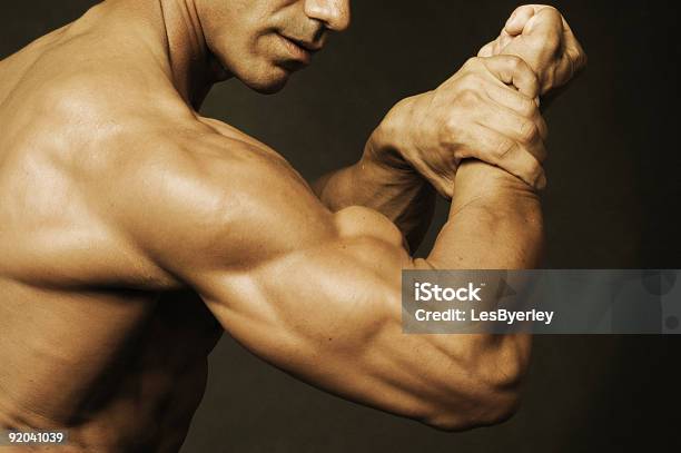 Napinać Niektóre Mięśni - zdjęcia stockowe i więcej obrazów Biceps - Biceps, Dorosły, Fotografika