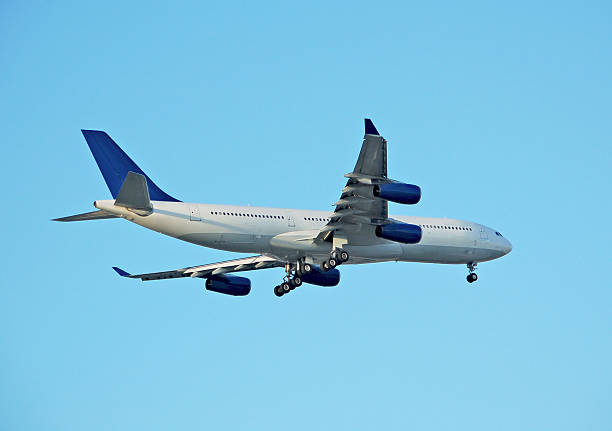 airbus a-340 jumbo-jets - transoceanic stock-fotos und bilder