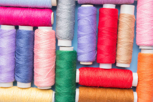 coloré fond de fils - sewing tailor thread sewing kit photos et images de collection
