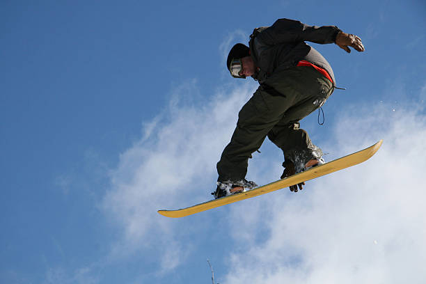 snowboard skok - men jumping mid air air pump zdjęcia i obrazy z banku zdjęć