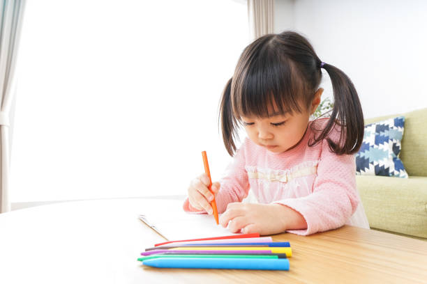 istock Child drawing pictures 920421802