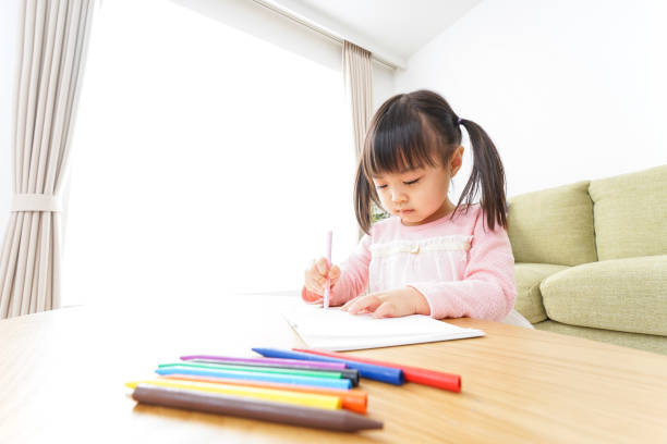istock Child drawing pictures 920421816