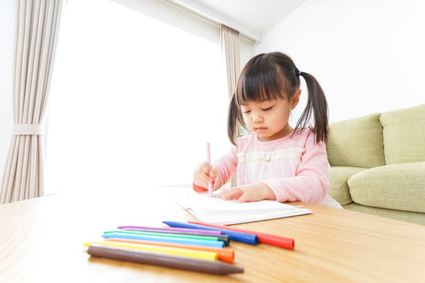 istock Child drawing pictures 920421848