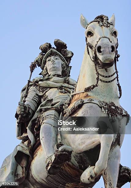 Rei Estátua De - Fotografias de stock e mais imagens de Cavaleiro - Papel Humano - Cavaleiro - Papel Humano, Cavalgar, Adulto