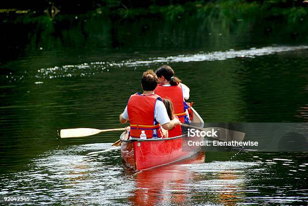 Familie Kanu River Stockfoto und mehr Bilder von Aktiver Lebensstil - Aktiver Lebensstil, Aktivitäten und Sport, Bewegung