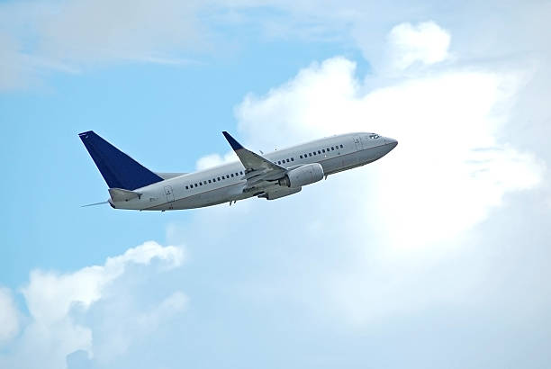 aereo passeggeri boeing 737-800 - airplane taking off sky commercial airplane foto e immagini stock