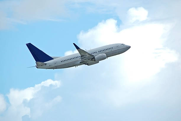 стокові фото, фото роялті-фрі та зображення на тему пасажирський літак boeing 737-800 - політ