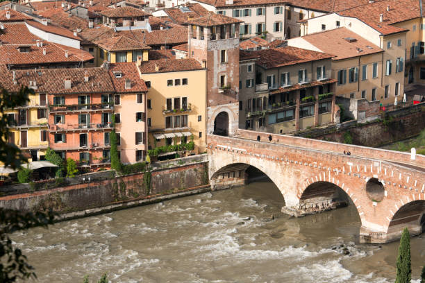Puente y río en Verona - foto de stock