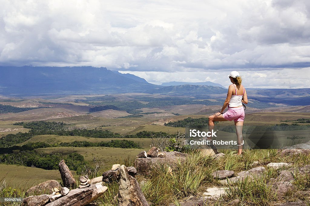 Mulher olhando para tepui na Venezuela - Royalty-free Mesa - Mobília Foto de stock