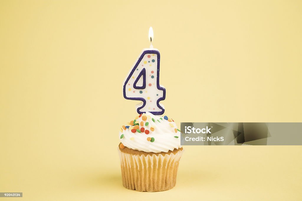 Cupcake número de série (4 - Foto de stock de Vela - Equipamento de Iluminação royalty-free