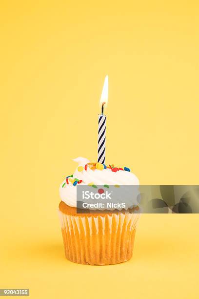 Cupcakeeinzigen Kerze Stockfoto und mehr Bilder von Alterungsprozess - Alterungsprozess, Besonderes Lebensereignis, Bäckerei