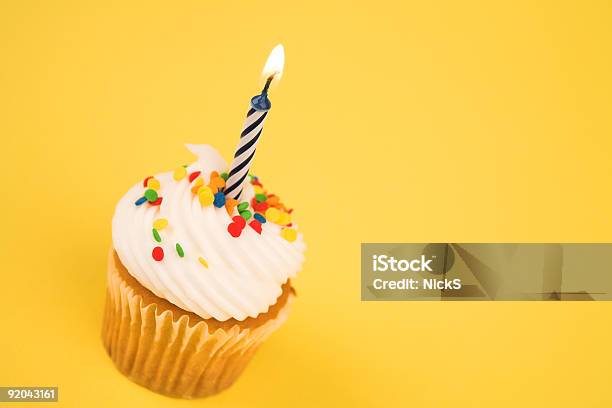 Foto de Cupcakeúnica Vela e mais fotos de stock de Acontecimentos da Vida - Acontecimentos da Vida, Aniversário, Açúcar