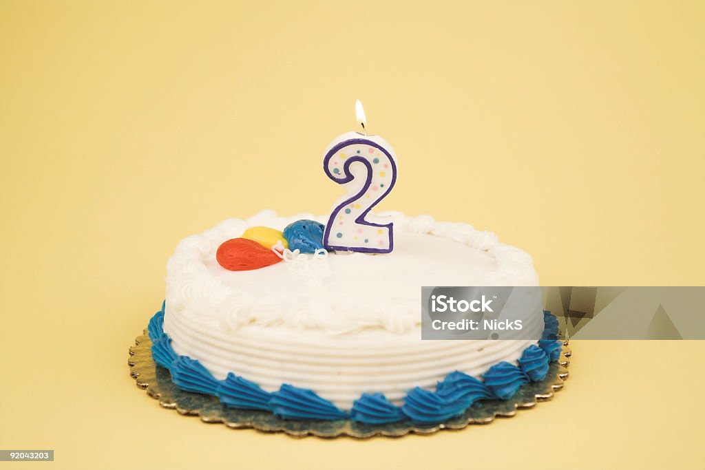 Торт ко дню рождения, номер серии 2 - Стоковые фото Торт ко дню рождения роялти-фри