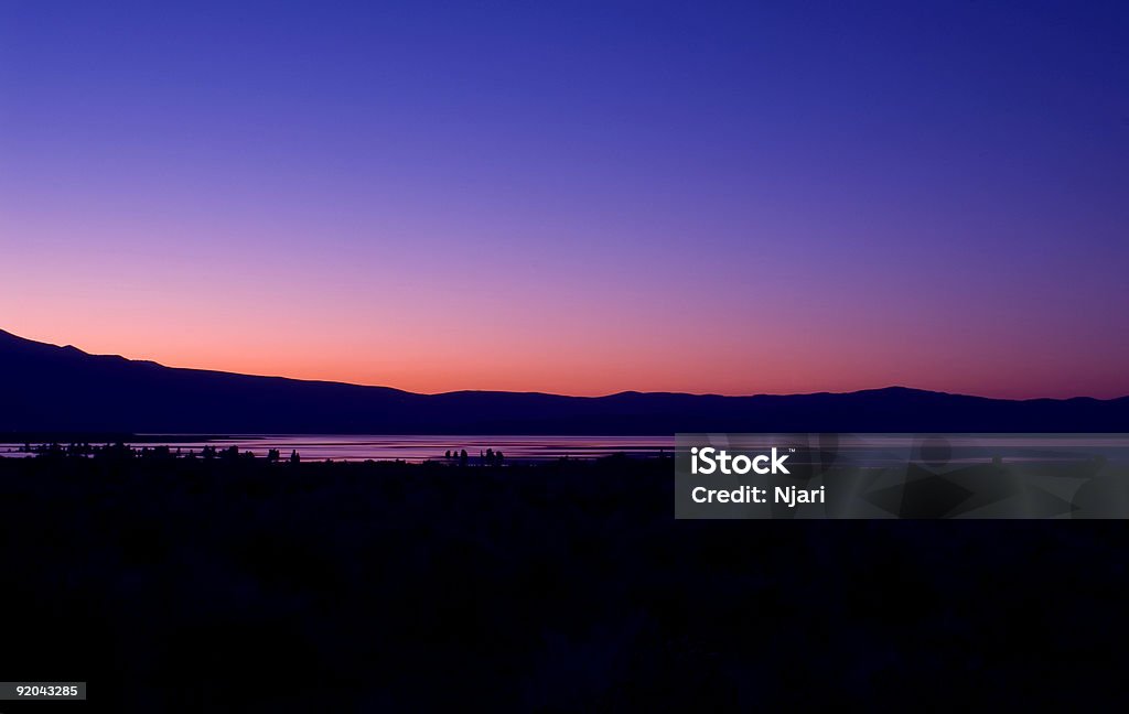 Lago Mono-laranja pôr do sol - Royalty-free Alto-Contraste Foto de stock