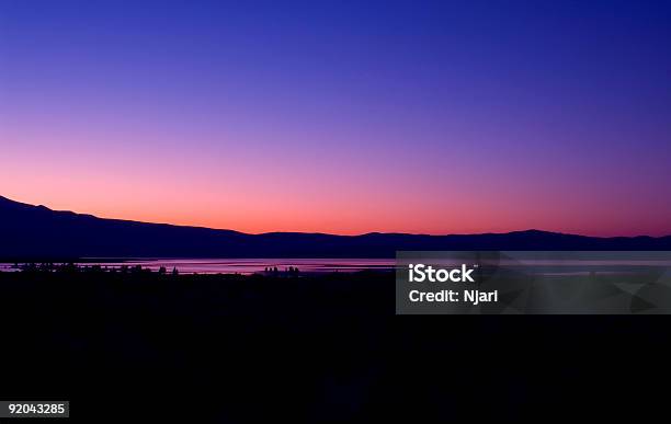 Lago Monolaranja Pôr Do Sol - Fotografias de stock e mais imagens de Alto-Contraste - Alto-Contraste, Amanhecer, Animal selvagem