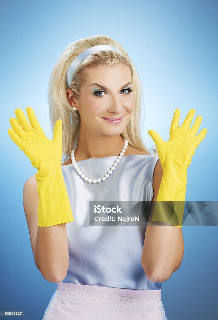 Belle femme au foyer heureux avec des gants de caoutchouc - Photo de Glamour libre de droits