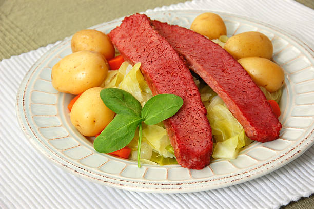 corned-beef e repolho - dinner corned beef irish culture st patricks day - fotografias e filmes do acervo