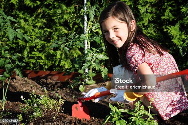 Ragazza In Un Giardino - Fotografie stock e altre immagini di Ambientazione esterna - Ambientazione esterna, Bambine femmine, Bambino