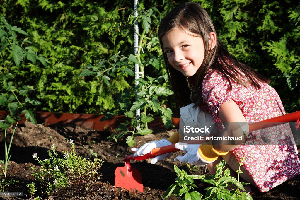 Garota em um jardim - Foto de stock de Criança royalty-free