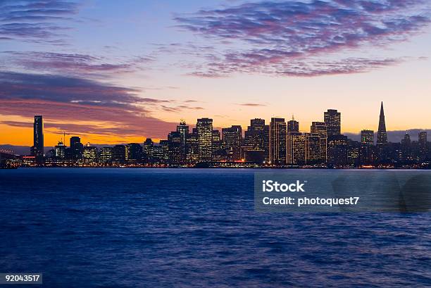 Foto de San Francisco e mais fotos de stock de Arranha-céu - Arranha-céu, Azul, Califórnia