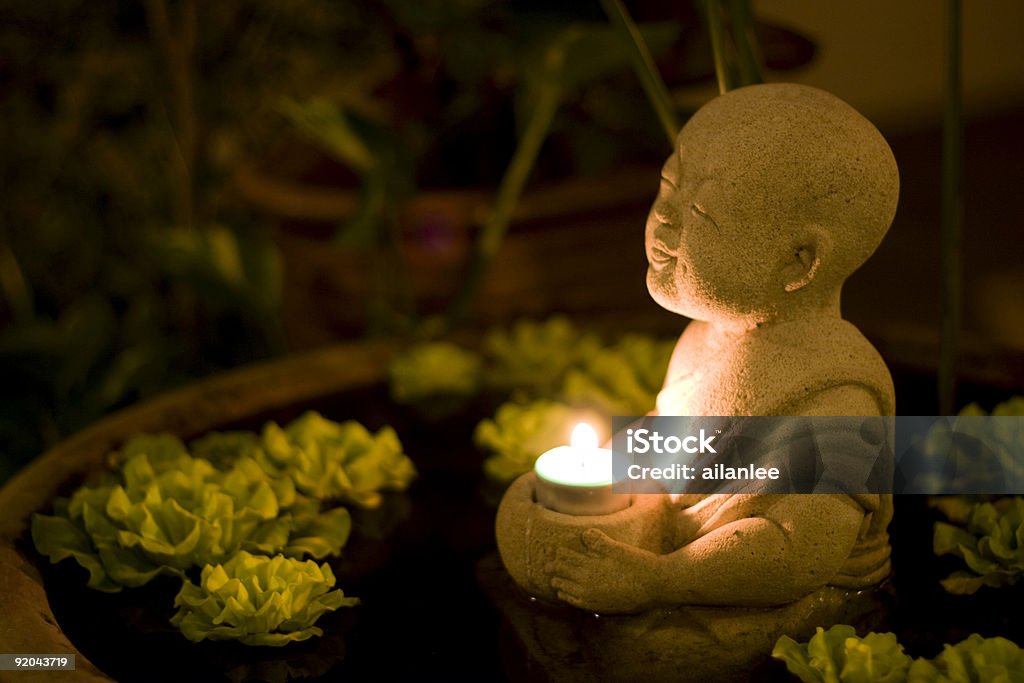 Tranquillo Monaco Statua nel giardino - Foto stock royalty-free di Giardino domestico