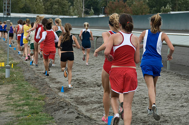 femme course de fond - medical cross photos et images de collection