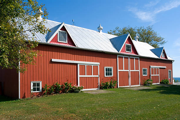 старый красный barn - corrugated steel стоковые фото и изображения