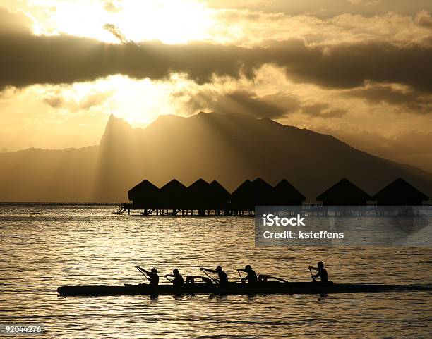 Moorea Sky Entre Una Playa De Tahití Polinesia Francesa Foto de stock y más banco de imágenes de Polinesia