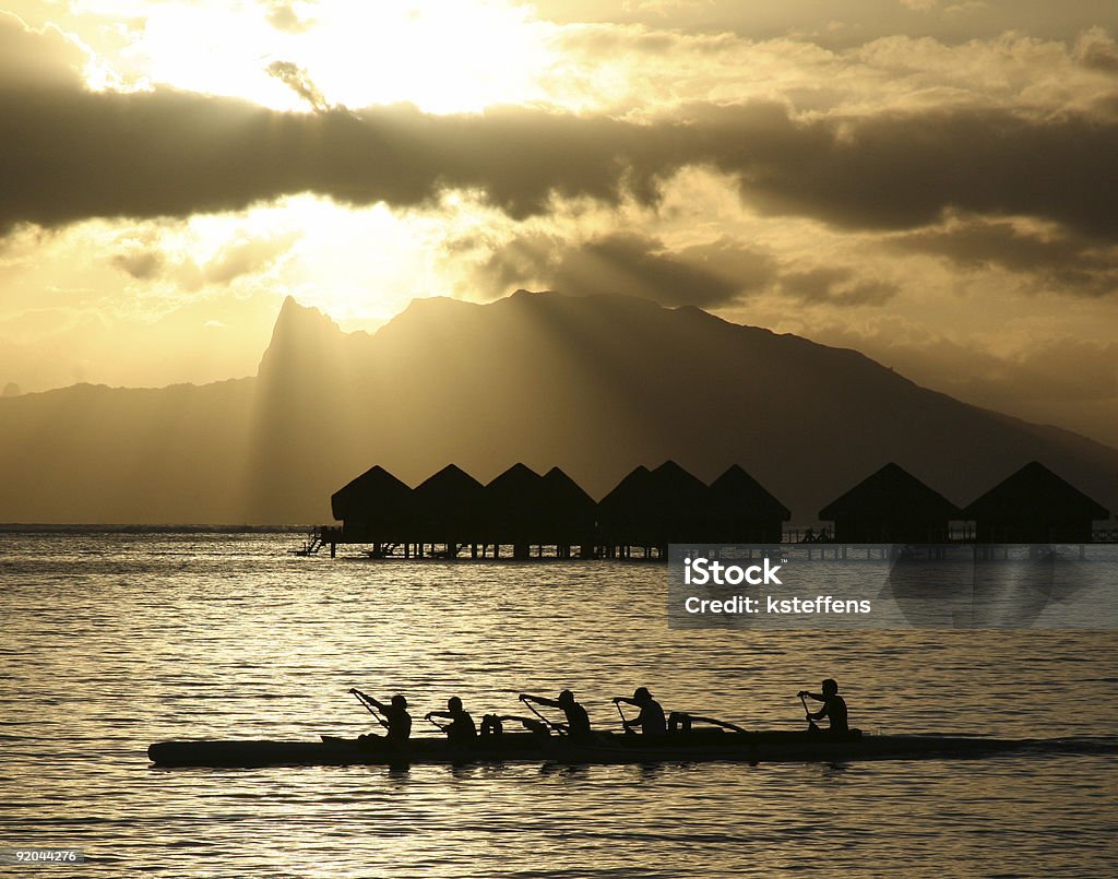 Moorea Sky da un Tahiti Beach-Polinesia francese - Foto stock royalty-free di Canottaggio